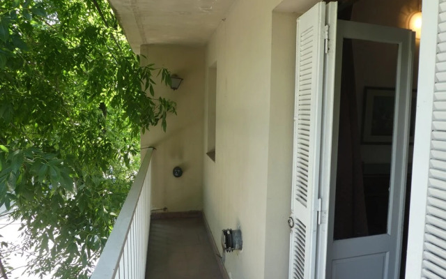 Departamento-casa muy amplio y céntrico.