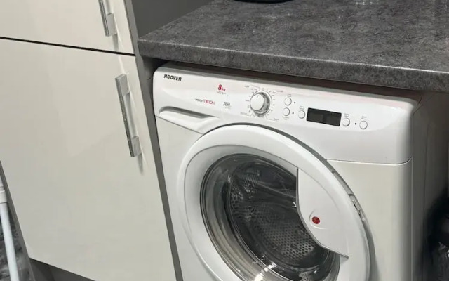 Smethwick - House - Sleeps 8 - Parking