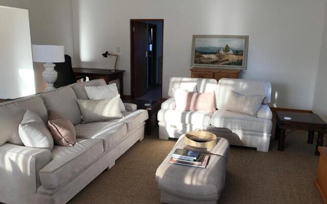 Studio@40: Stylish & modern 1 bedroom apartment.