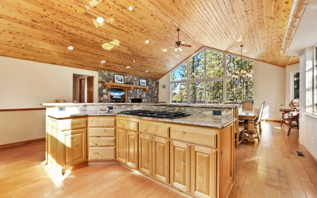Fully Remodeled Tahoe Retreat with Game Room and Hot Tub