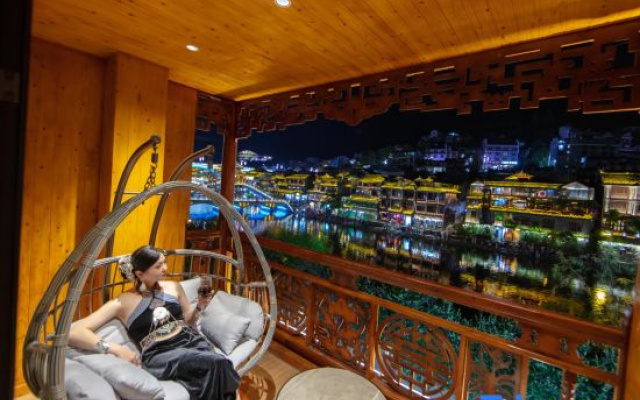 Yunshang 180 ° panoramic intelligent Jiang Jing Mei Su (Fenghuang Ancient City Tuojiang Branch)