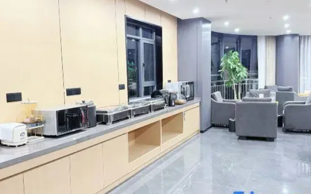 Xierlai Hotel (Ya'an Tianquan 318 National Highway)