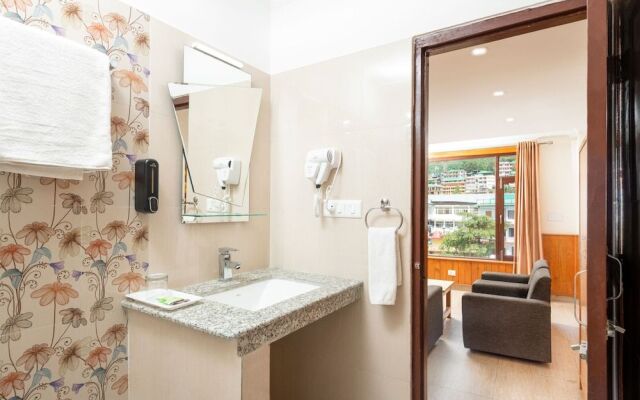 The Posh Hotel near Mall Road with Hassle Free Covered Parking