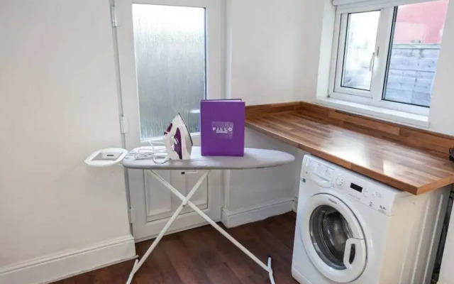 Spacious Cosy 2 Bedroom House by Bridgewater Canal