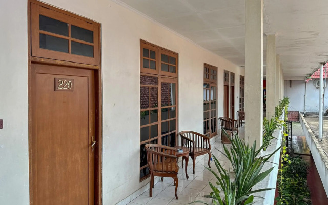 OYO 759 Hotel Dewi Sri