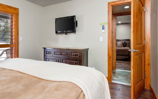 1687 Lakeside 3 Bedroom Home by RedAwning