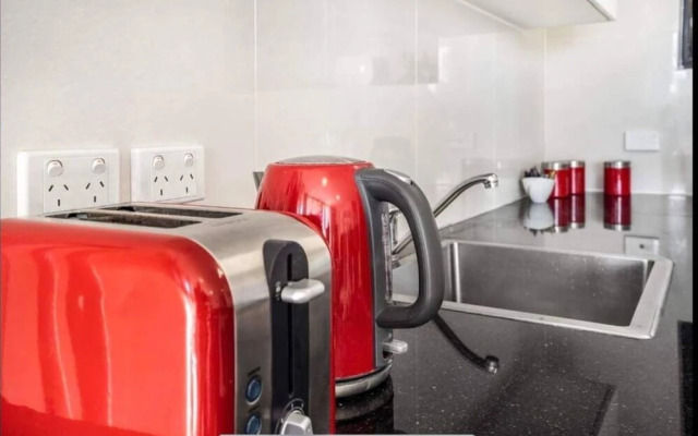 Surfers Paradise Retreat With Free Parking