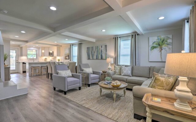 Walk to Beach: Home in Galveston!