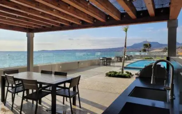 Beachfront Luxury Condo Pool Jacuzzi