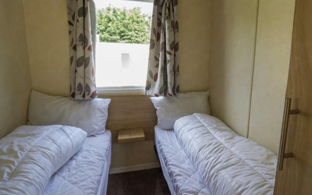 Caravansleeps8-fireplace-petsok-golf-gym-pool