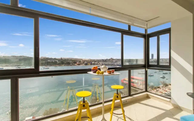 Magnificent Seafront Apartment Sliema