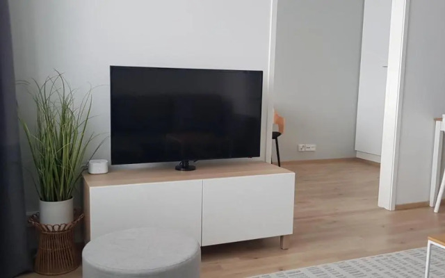 City apartment with lake view and free parking