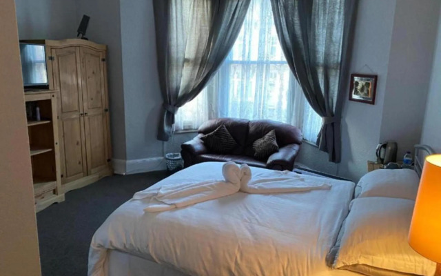 OYO 4 Sisters Inn