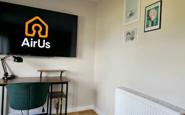Modern 5 Bed Townhouse with Free Parking