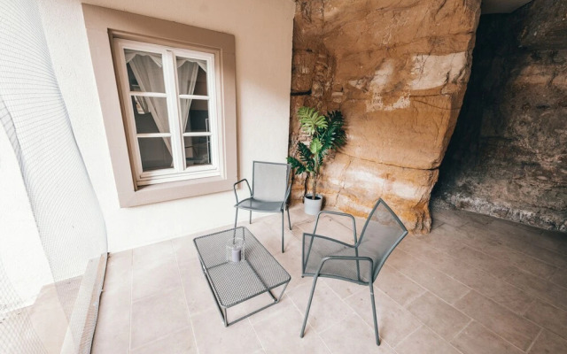 Exquisite 1BR Apt in Old Town w Balcony