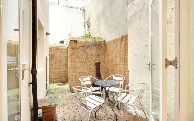 Brighton Getaways-Seaside Patio Apt