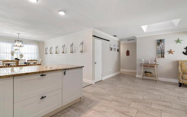 Beautiful home- Private getaway-Heated Pool/Hottub