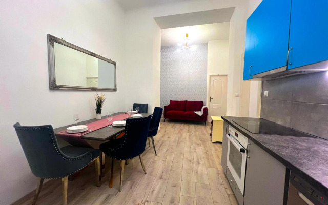 R8 Guest house by Small Home Budapest