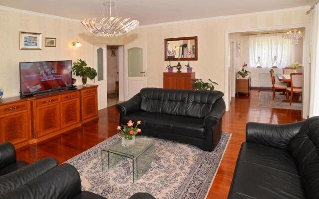 Villa 4US with pool,near Split and sea