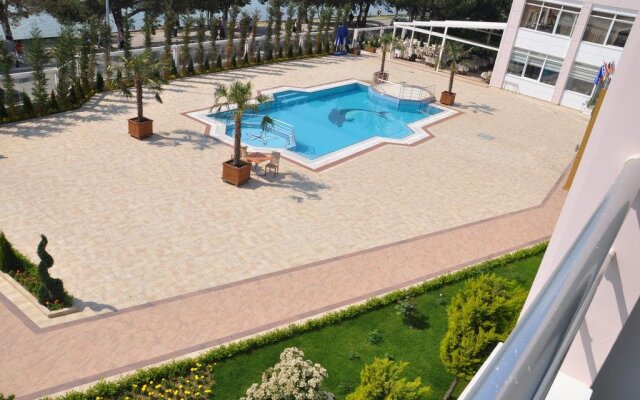 Lake Li̇fe Hotel