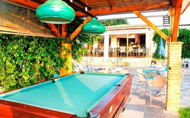 Amoudi Studios Apartments Hotel