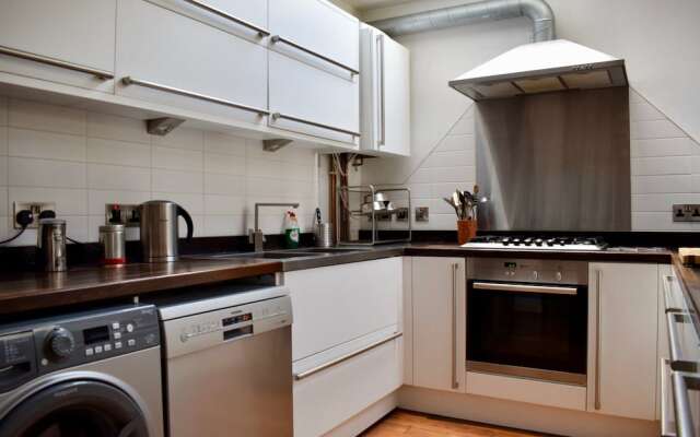 2 Bedroom Flat in Brockley With Garden
