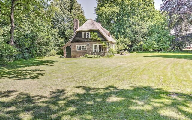 Lovely Chalet Near Sea in Oostvoorne