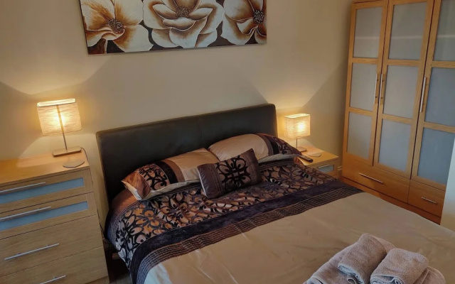 Marina View Duplex Apt 2 BR Parking St Neots Town Centre