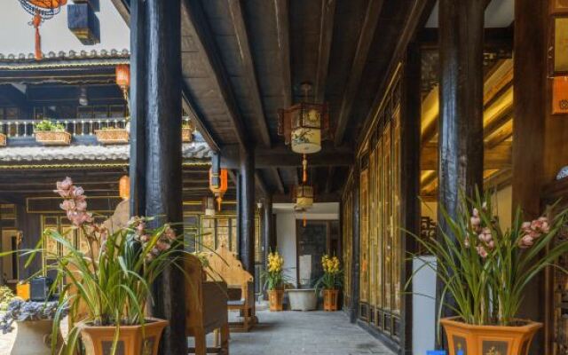 Yiyuan Snow Mountain View Courtyard Inn (Lijiang ancient city mufu branch)
