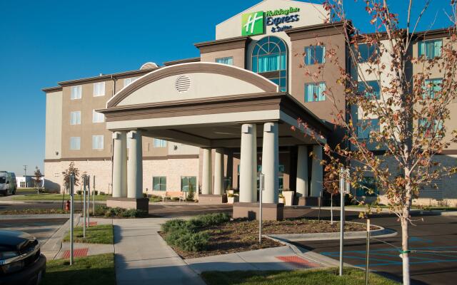 Holiday Inn Express and Suites Kansas City Airport, an IHG Hotel