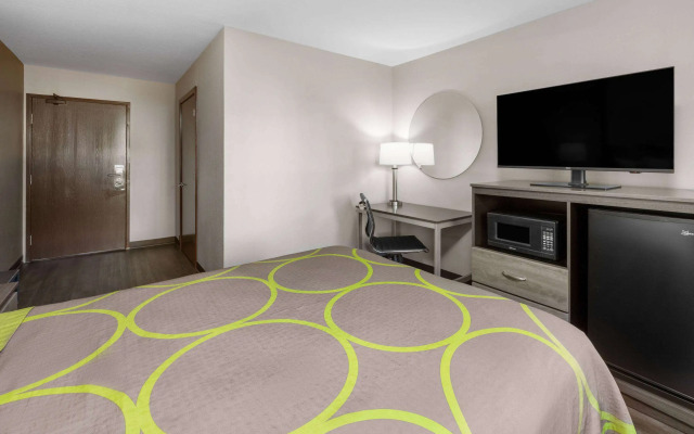 Super 8 by Wyndham Fairmont