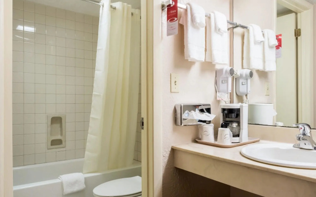 Econo Lodge Live Oak