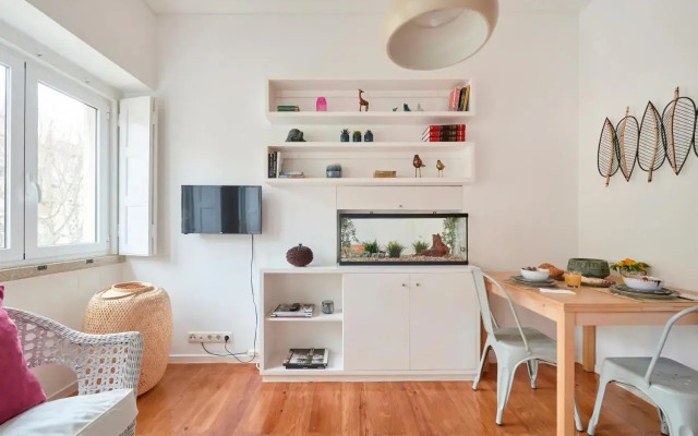 Sunny Renovated Apt With AC, By TimeCooler