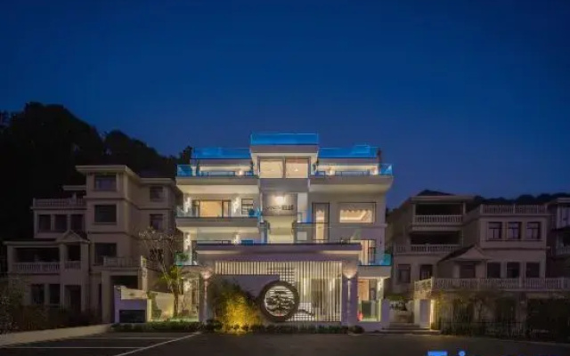 Xingyi Wanfenglin Peak-Chasing House