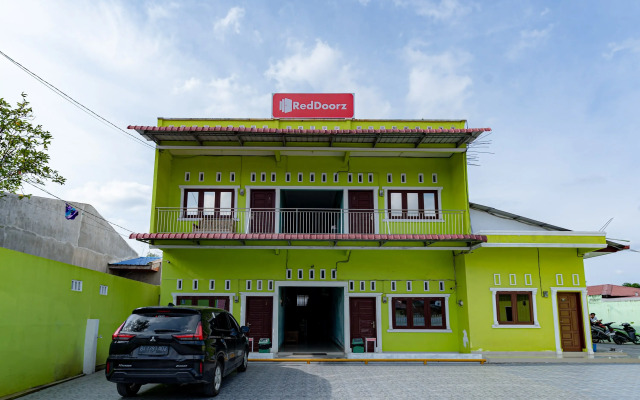 RedDoorz Syariah near UISU Medan