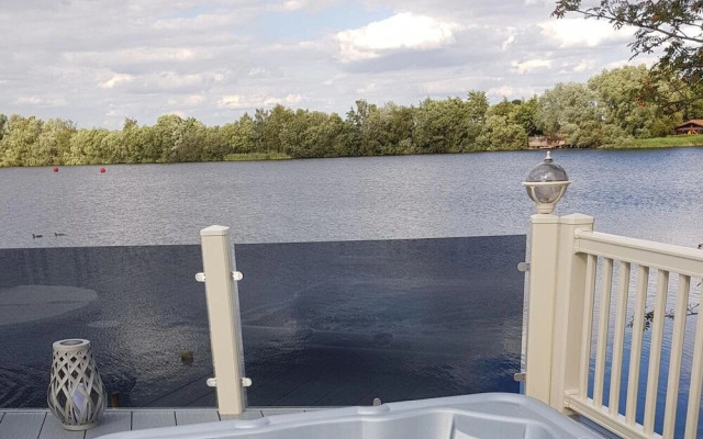 Lakeside Hot tub Holiday Tattershall Lakes