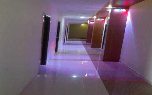 OYO Collection O 11610 Hotel Shreenath