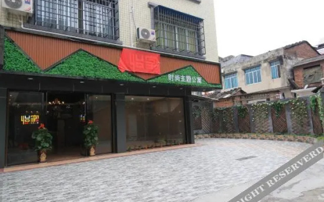 Hechi Yijia Fashion Theme Apartment (Yizhou Railway Station)