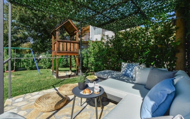 Beautiful Home in Zrnovnica With Wifi and 3 Bedrooms