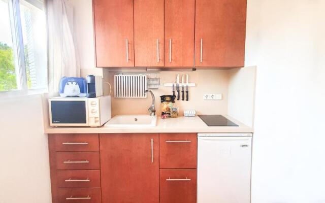 Skol 329 – Spacious Beachfront Studio with Sea Views