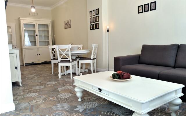 Baratero City Corner Apartment