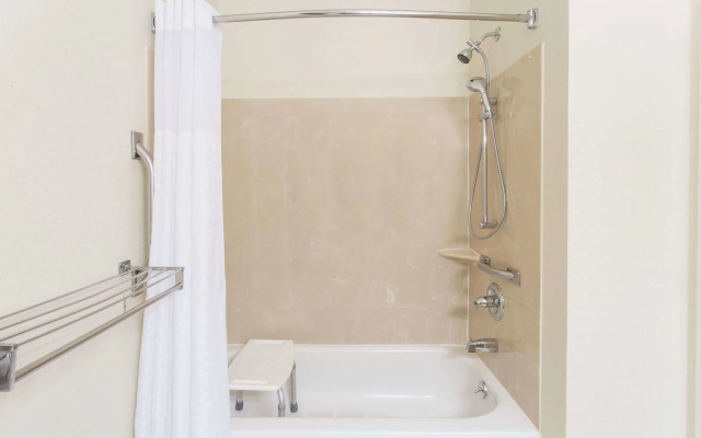 Clarion Pointe Mattoon near University