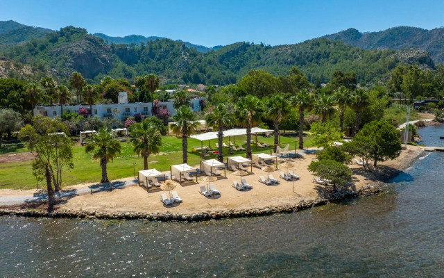 Chillos Beach Hotel & Lounge