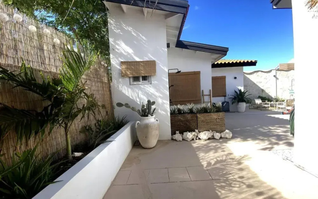 Palm Beach Vacaysuites - Garden Suite - Poolside