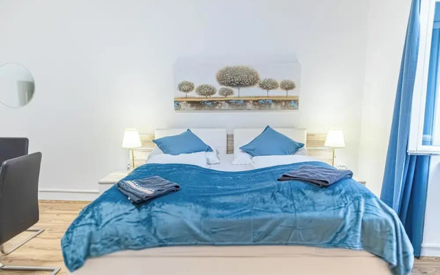 Elegant 2BR Apt Steps from Westbahnhof