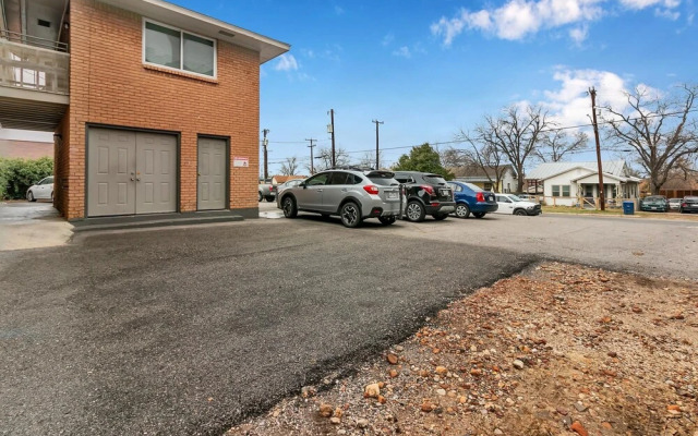 Spacious Elegant Texas Style Apartment