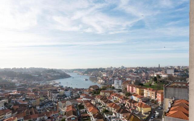 LovelyStay - 1BR Flat with Stunning Views over Porto