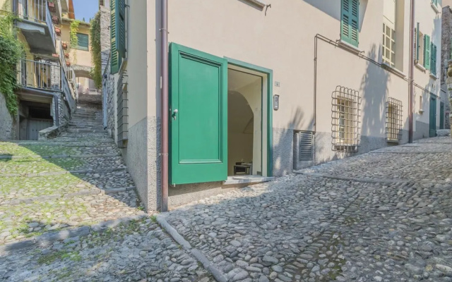 Tiny Duke Apartment in Varenna