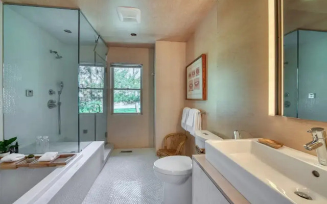 Spacious 5-br 4-bath Pool in East Hamptons