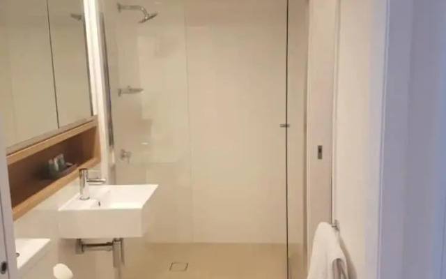 Modern 2 Bedroom Apartment With Parking in Newstead